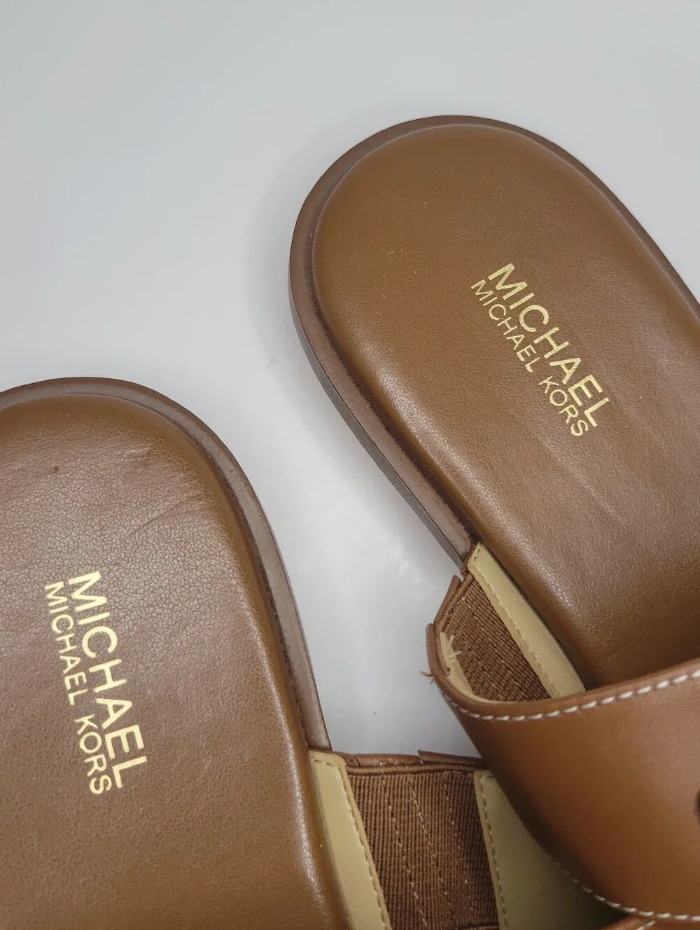 Michael Kors Tilly Thong Sandals Womens Sz 9 Luggage Brown Leather Gold MK Logo